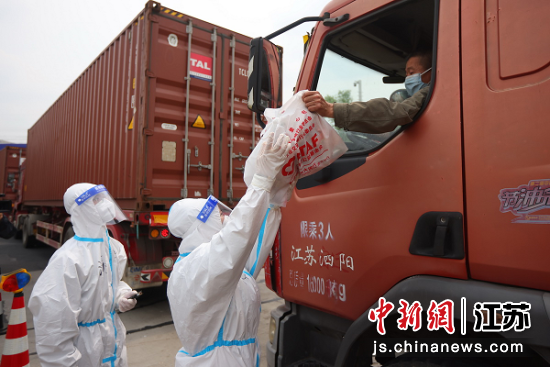 关爱货车司机 满帮万份爱心礼包送到运输一线